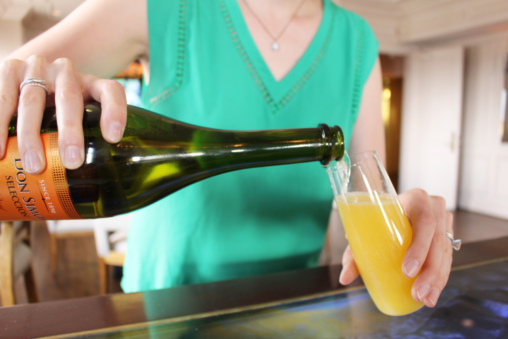 Bubbly (or sparkling wine) for Mimosa