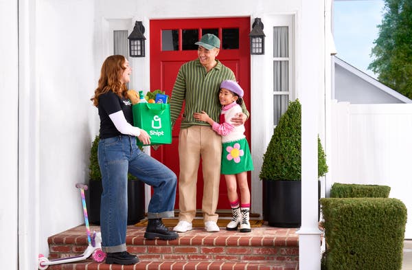 Illustration of green Shipt shopping bag filled with grocery items