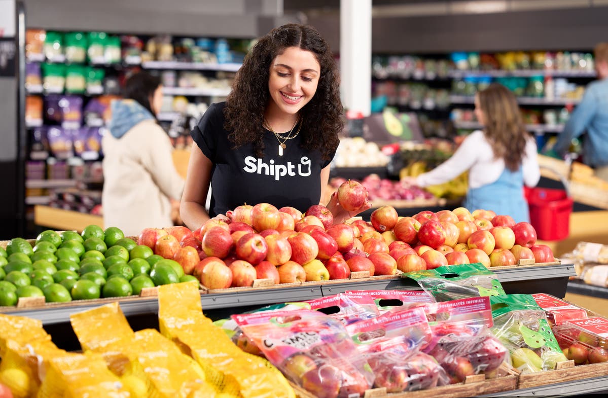 Woman in Shipt t-shirt selecting fresh produce